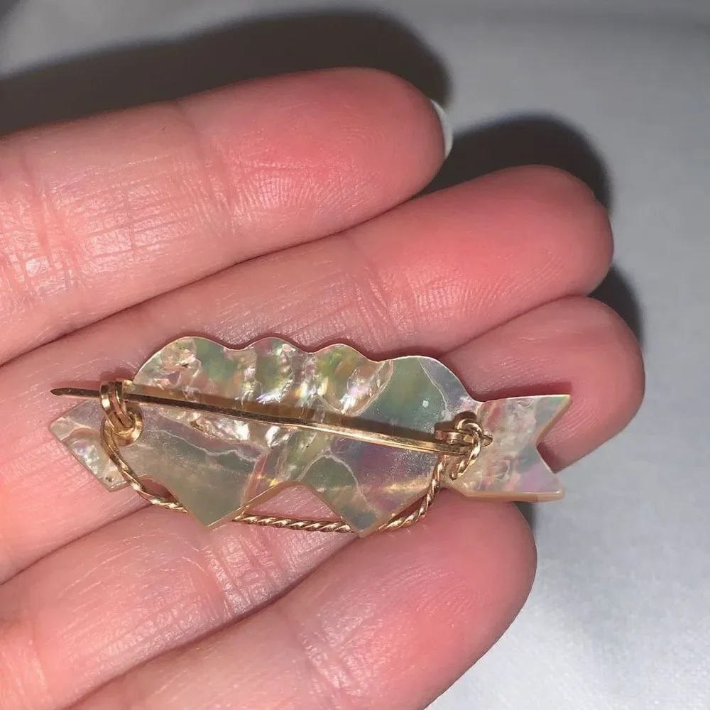 Vintage Mid Century Mother Of Pearl Gold Brooch‎